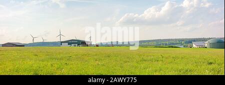 Ferme avec grange et usine de biogaz, pré vert en face Banque D'Images