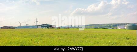 Ferme avec grange et usine de biogaz, pré vert en face Banque D'Images