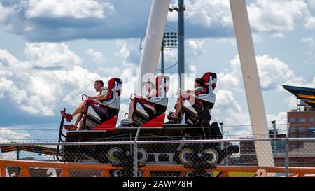 Brooklyn, New York City, États-Unis - 22 juin 2019: Thunderbolt - montagnes russes dans le parc Luna de Coney Island Banque D'Images