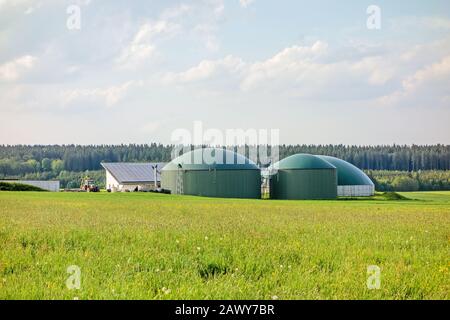 Heidenheim an der Brenz, Allemagne - 26 mai 2016: Usine de biogaz, grange avec photovoltaïque, tracteur à part, pré vert devant Banque D'Images