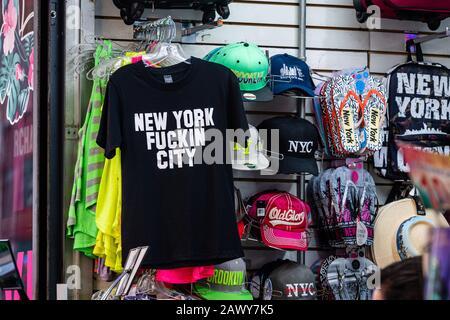 New York, États-Unis - 23 juin 2019 : nombreux t-shirts et souvenirs à vendre dans une boutique de souvenirs touristiques Banque D'Images