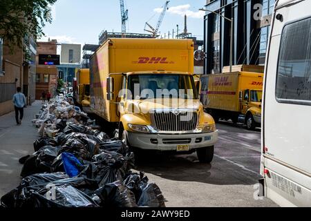 New York City, États-Unis - 6 juin 2019: Sacs à ordures ménagères à la périphérie de Manhattan Street le matin de la journée de l'enlèvement des ordures Banque D'Images