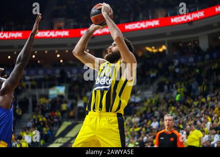 Istanbul / TURQUIE - 7 FÉVRIER 2020: Luigi Datome pendant la Euroligue 2019-20 partie de basket-ball de la ronde 24 entre Fenerbahce et Maccabi tel Aviv à l'Ulker Sports Arena. Banque D'Images