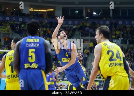 Istanbul / TURQUIE - 7 FÉVRIER 2020: Angelo Caloiaro pendant l'Euroligue 2019-20 Round 24 jeu de basket-ball entre Fenerbahce et Maccabi tel Aviv à l'Ulker Sports Arena. Banque D'Images