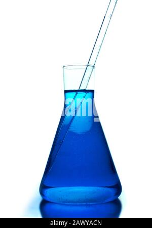 Solution bleue dans une fiole en verre, laboratoire d'enseignement de la chimie Banque D'Images