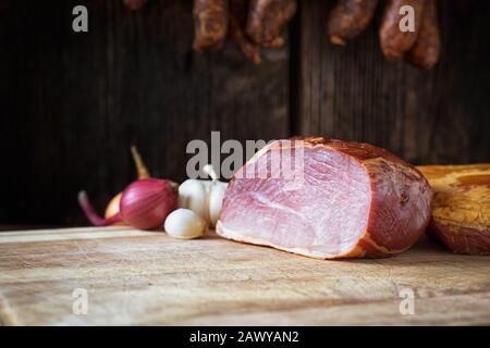 collage de différents types de viande, de saucisses fumées et de viande Banque D'Images