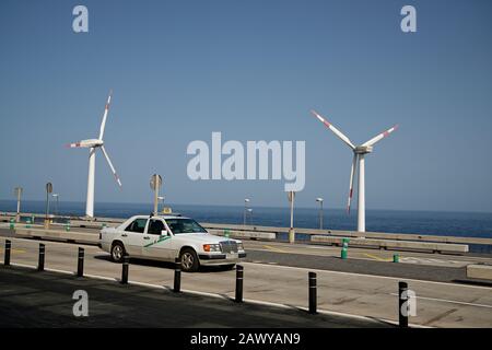 Petite éolienne de production d'énergie. Mer et horizon derrière. Banque D'Images