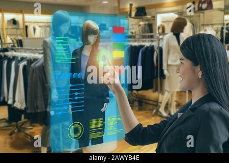 Détail de la technologie smart ito futuriste concept, happy girl essayez d'utiliser le smart display avec virtuel ou la réalité augmentée dans le magasin de détail ou de choisir Banque D'Images