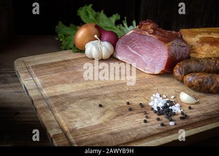 collage de différents types de viande, de saucisses fumées et de viande Banque D'Images