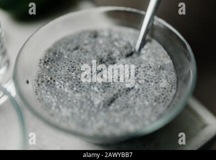 Chia Pudding dans le bol en verre dans la cuisine Banque D'Images