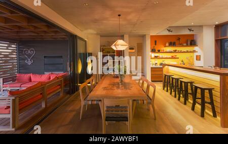 Cette maison lumineuse et moderne dispose d'une salle à manger intérieure ouverte sur le patio Banque D'Images