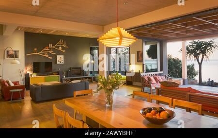 Cette maison lumineuse et moderne dispose d'une salle à manger intérieure ouverte sur le patio Banque D'Images