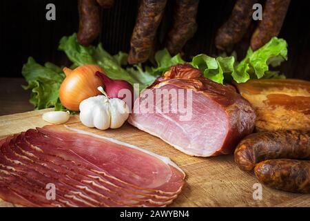 collage de différents types de viande, de saucisses fumées et de viande Banque D'Images