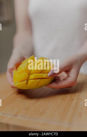 Femme Coupant Des Fruits Mango Avec Sharp Knife Banque D'Images