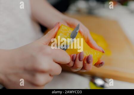 Femme Coupant Des Fruits Mango Avec Sharp Knife Banque D'Images