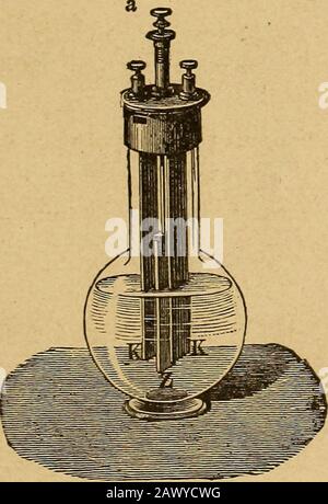 Traité élémentaire sur les batteries électriques . a mis en place deux plaques de carbonatation qui plongeaient de façon permanente dans le liquide, et qui sont tenues séparément au fond au moyen de petits morceaux d'ofebonite. Entre les plaques de carbone est suspendu une plaque zincplate qui peut être plongée dans le liquide ou se retirer à titre amovible. Le contact entre le carbone et le zincare est empêché par de petites pièces d'ébonite attachées au thecarbon et qui servent à guider le mouvement du thezinc. Cette batterie est très utilisée dans les laboratoires et présente de très grands avantages : les BATTERIES à MÉLANGE DÉPOLARISANT. 223 la resi Banque D'Images