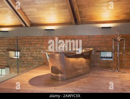 La maison présente une baignoire intérieure en acier inoxydable dans la salle de bains en mezzanine Banque D'Images