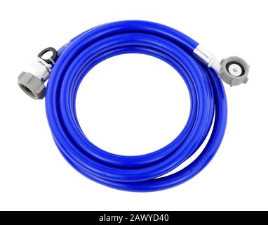 Tuyau d'entrée d'eau froide bleu pour lave-linge avec raccords serrés, isolé sur fond blanc Banque D'Images