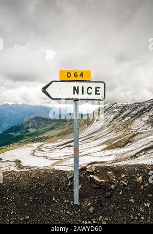 Signalisation à Nice, France sur une route de montagne dans les Alpes Maritimes, le Sud de la France, l'Europe Banque D'Images