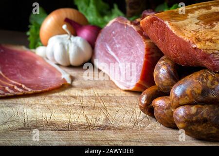 collage de différents types de viande, de saucisses fumées et de viande Banque D'Images