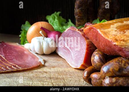 collage de différents types de viande, de saucisses fumées et de viande Banque D'Images