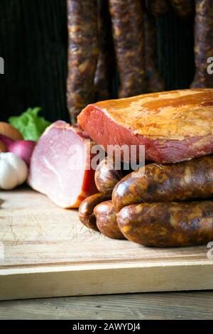collage de différents types de viande, de saucisses fumées et de viande Banque D'Images