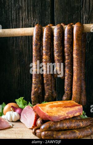collage de différents types de viande, de saucisses fumées et de viande Banque D'Images