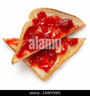 Deux triangles de toasts blancs se propagent avec du beurre et de la confiture de fraises isolés sur du blanc. Vue de dessus. Banque D'Images