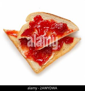 Deux triangles de toasts blancs se propagent avec du beurre et de la confiture de fraises isolés sur du blanc. Morsure manquante. Vue de dessus. Banque D'Images