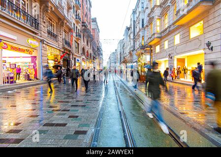 Istanbul - JAN 02: Journée de pluie à Istanbul, Les Gens de l'avenue stiklal ou de la rue Istiklal (stiklal Caddesi) à Istanbul le 02 janvier. 2020 Turquie Banque D'Images