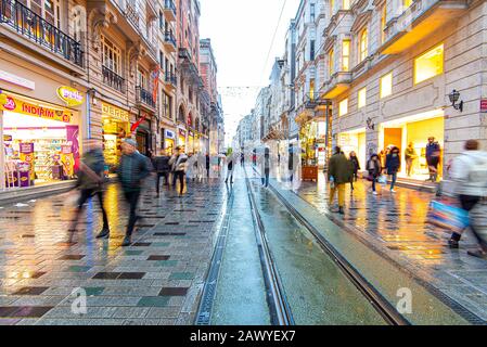 Istanbul - JAN 02: Journée de pluie à Istanbul, Les Gens de l'avenue stiklal ou de la rue Istiklal (stiklal Caddesi) à Istanbul le 02 janvier. 2020 Turquie Banque D'Images