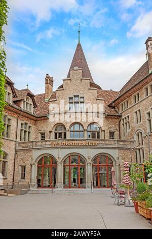 Zurich, Suisse - 10 juin 2017 : Musée d'État de Zurich, entrée avec Landesmuseum Banque D'Images