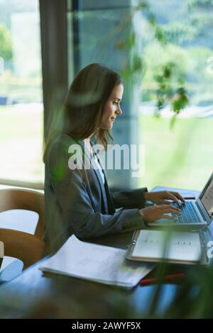 L'accent businesswoman working at laptop Banque D'Images