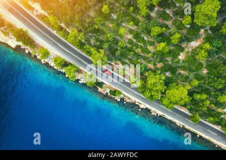 Vue aérienne de la route dans la belle forêt verte et la mer au printemps Banque D'Images