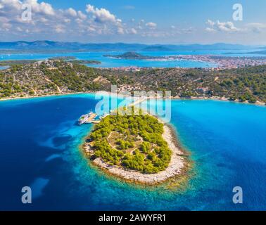 Vue aérienne de la petite île magnifique dans la baie de la mer à la journée ensoleillée Banque D'Images