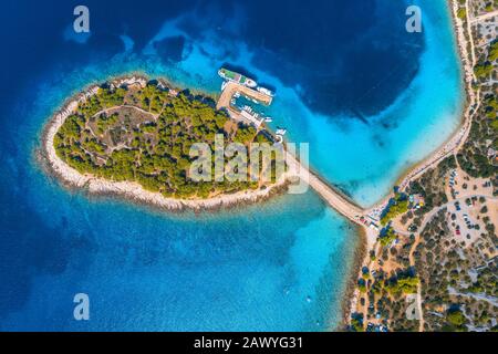 Vue aérienne de la petite île magnifique dans la baie de la mer à la journée ensoleillée Banque D'Images