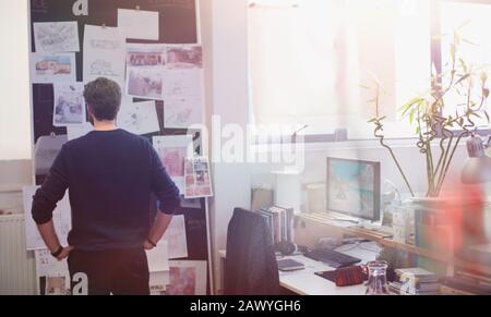 Architecte masculin planification au bureau Banque D'Images