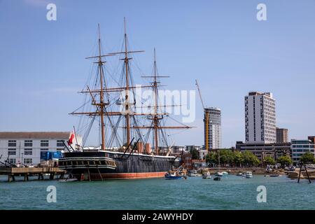 Le HMS Warrier en fer à quai à Portsmouth, vue de l'eau. Banque D'Images