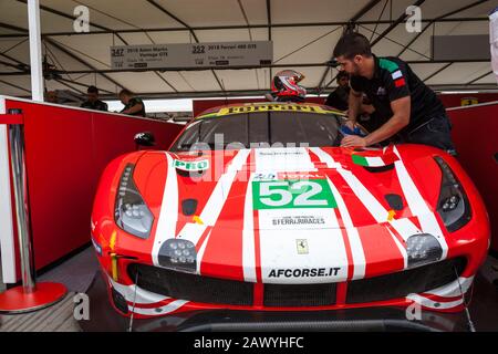 Ferrari 488 GTE en préparation dans les fosses au 2018 Goodwood Festival of Speed. Banque D'Images