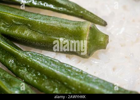 Okra ou Lady Finger légumes cuits à la vapeur sur du riz cuit. Banque D'Images