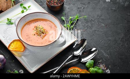 Soupe de pois. Dans la plaque. Style rustique. Vue de dessus. Espace libre pour votre texte. Banque D'Images