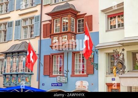 Zurich, Suisse - 10 juin 2017 : rue Augustinergasse à Zuerich, quartier Lindenhof avec drapeaux suisses. Banque D'Images