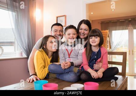 Portrait famille heureuse avec Enfant de syndrome De Down Banque D'Images