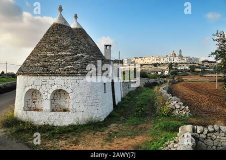 Célèbres maisons Trullo près d'Alberobello et de Locorotondo, Italie. Banque D'Images