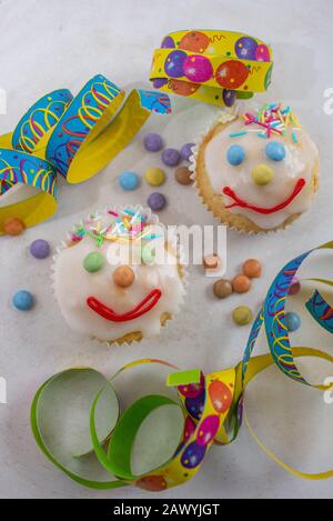 muffins au clown de carnaval décorés de lentilles au chocolat multicolore Banque D'Images