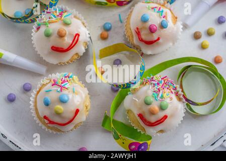 muffins au clown de carnaval décorés de lentilles au chocolat multicolore Banque D'Images