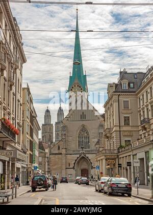 Zurich, Suisse - 10 juin 2017 : Minster Fraumunster et Grossmunster, vue sur la rue du centre-ville de Zuerich. Banque D'Images