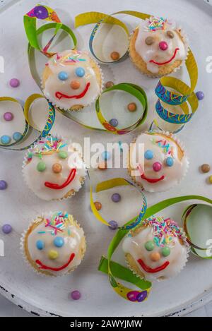 muffins au clown de carnaval décorés de lentilles au chocolat multicolore Banque D'Images