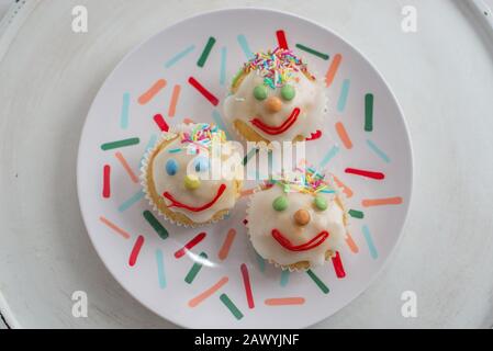 muffins au clown de carnaval décorés de lentilles au chocolat multicolore Banque D'Images