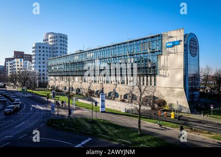 Düsseldorf, Rhénanie-du-Nord-Westphalie, Allemagne - WDR Funkhaus Duesseldorf à côté des bâtiments de Gehry dans le nouveau jardin des douanes du port des médias. Duess Banque D'Images